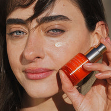 Carica l'immagine nel visualizzatore di Gallery, Brightening Retinol Eye Creme