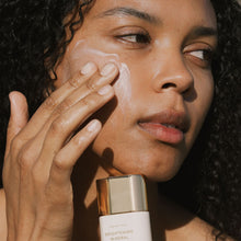 Laden Sie das Bild in den Galerie-Viewer, Brightening Mineral Sunscreen SPF 50+