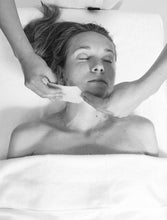 Charger l'image dans la galerie, FACE | Yin Your Skin Lifting, Renewal & De-Puffing Gua Sha Facelift by Katja Kokko | 100 MIN