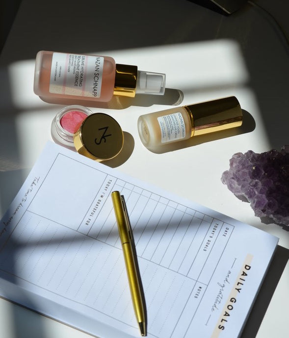 At Home Protocol: 1. THE MUSE & HEROINE SIGNATURE ANTI-AGING FACIAL