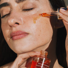 Laden Sie das Bild in den Galerie-Viewer, RADIANT RANI Brightening Saffron Serum
